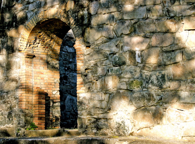 Nye Holla kirke markerer 150 år. Ikke langt unna ligger ruinene av den gamle kirken, som nå er 800 år gammel. . Foto: Ernst Vikne (CC BY-SA 2.0 via Wikimedia )